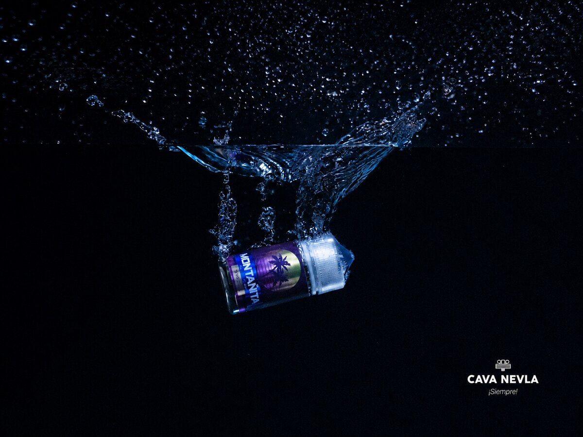 Tarjeta de Cavanevla: producto en splash de agua.